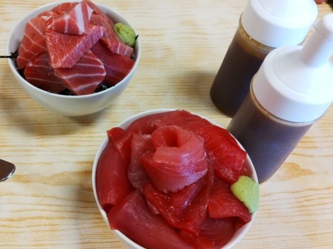 「大トロ中トロ丼」と「まぐろ贅沢丼」