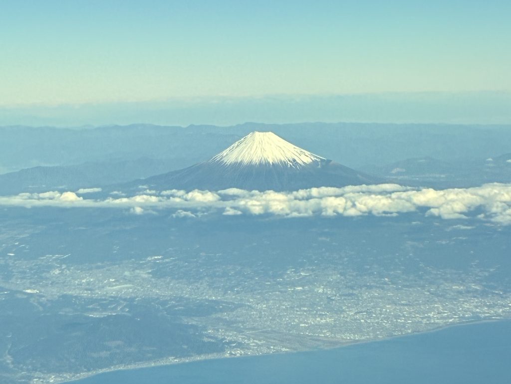 飛行機からとった富士山の画像