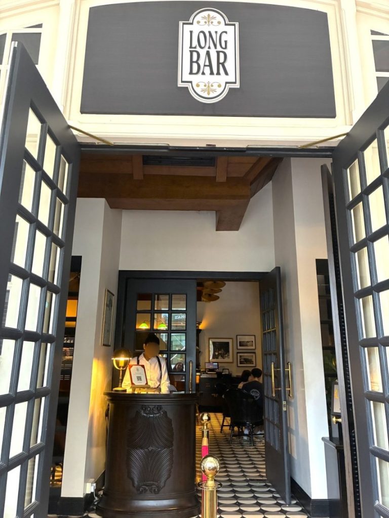 ラッフルズホテルロングバー入口